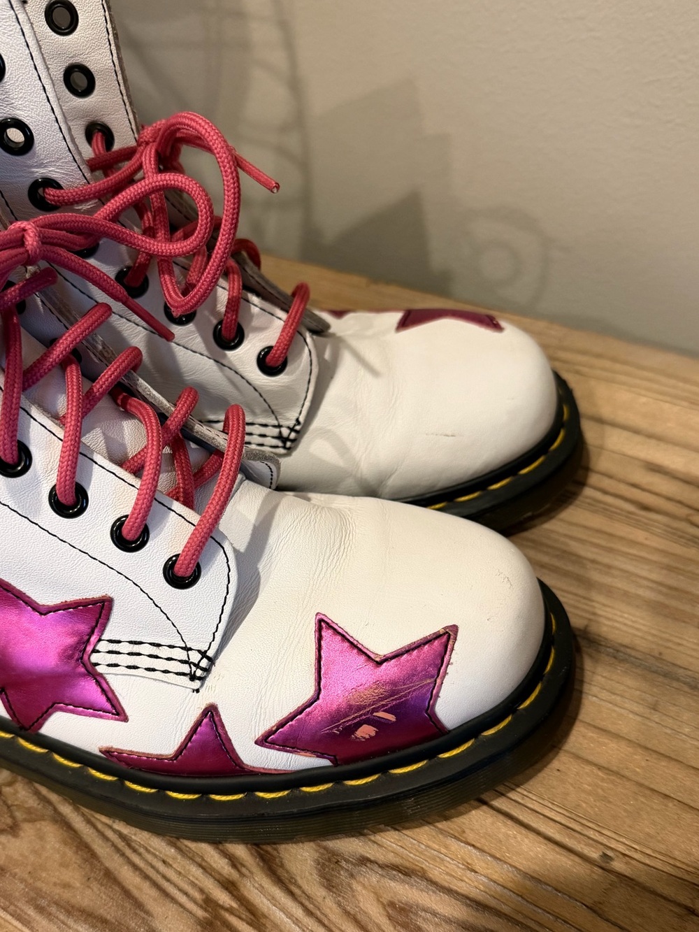 Dr. Martens Stella White Magenta Electric 8 Eye Metallic Star Combat Boots 9 - Picture 15 of 16